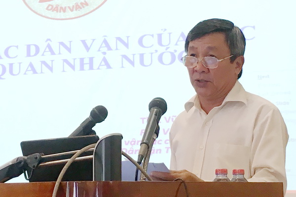  Đồng chí Hồ Thanh Sơn, Ủy viên Ban TVTU, Trưởng ban Dân vận Tỉnh ủy, trao đổi một số nội dung tại lớp tập huấn.