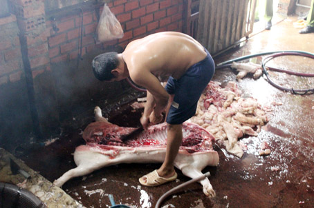 Một cơ sở giết mổ heo ở KP.2 (phường Long Bình, TP.Biên Hòa) không đảm bảo vệ sinh an toàn thực phẩm bị cơ quan chức năng phát hiện.