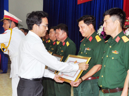 Phó chủ tịch UBND tỉnh Võ Văn Chánh trao bằng khen của UBND tỉnh cho các tập thể có thành tích xuất sắc trong công tác tuyển chọn gọi công dân nhập ngũ năm 2018. ảnh: Đ.Tùng
