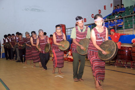 Biểu diễn cồng chiêng trong lễ khai mạc Ngày hội Văn hóa - thể thao các dân tộc thiểu số năm 2016