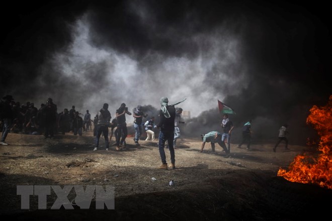 Khói bốc lên trong một cuộc xung đột giữa người biểu tình Palestine và binh sỹ Israel ở khu vực biên giới Gaza-Israel. (Ảnh: THX/TTXVN)