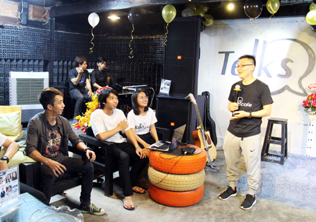 Anh Đinh Minh Quyền (đứng) chia sẻ các chủ đề tiếng Anh tại mô hình Talks Cafe 100% English ở phường Hố Nai (TP.Biên Hòa).