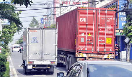  Một xe container chạy tốc độ cao trên đường Đồng Khởi để vượt lên xe tải chạy cùng chiều.