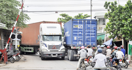 Đường Điểu Xiển đoạn giao cắt với đường sắt (qua phường Long Bình, TP.Biên Hòa) vốn nhỏ và có góc cua hẹp, nhưng 2 xe container cùng chạy khiến những xe khác không thể vượt lên được.