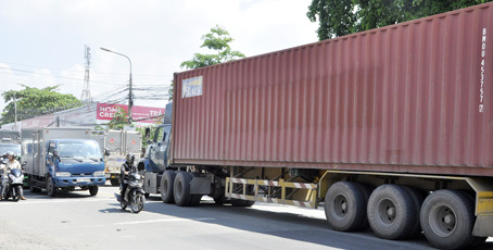 Thùng hàng to và dài, xe container được coi như những “thùng sắt” di động trên đường.