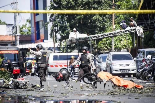 Cảnh sát gác tại hiện trường vụ đánh bom tại Surabaya, Đông Java ngày 13/5. Ảnh: AFP/TTXVN