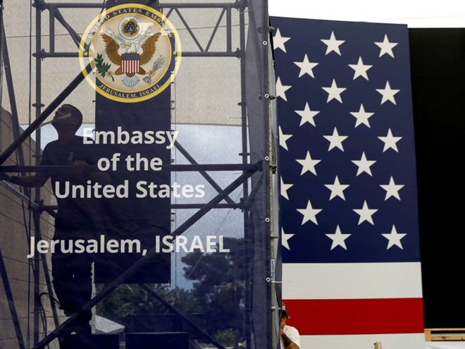 Một nhân viên đang chuẩn bị cho lễ khai trương Đại sứ quán mới của Mỹ tại Jerusalem ngày 13/5. (Nguồn: Reuters)