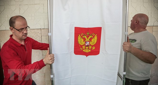 Công tác chuẩn bị cho cuộc bầu cử Tổng thống Nga tại điểm bỏ phiếu ở Simferopol, Crimea ngày 17/3. (Nguồn: AFP/TTXVN)