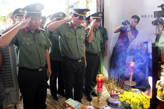 Đại tá Huỳnh Tiến Mạnh cùng các cán bộ chiến sĩ Công an tỉnh thắp nhang trước lĩnh cửu anh Nam.