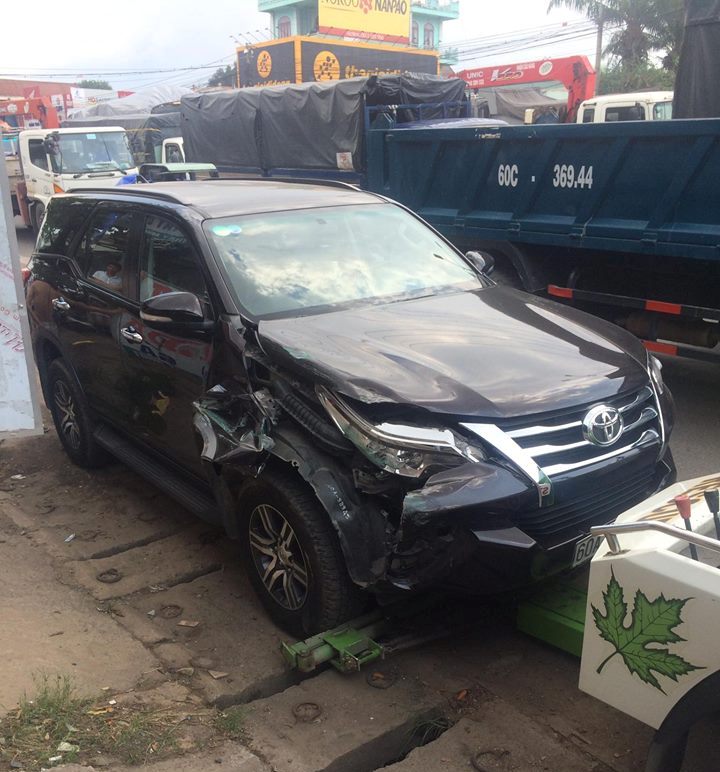 Một chiếc xe bị hư hỏng trong vụ tai nạn liên hoàn. (ảnh: CTV)