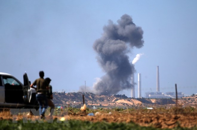 Khói bốc lên từ hiện trường một vụ không kích của Israel tại khu vực quân sự của Hamas ở Beit Lahia, gần biên giới Israel và dải Gaza ngày 14/5. (Nguồn: AFP/TTXVN)