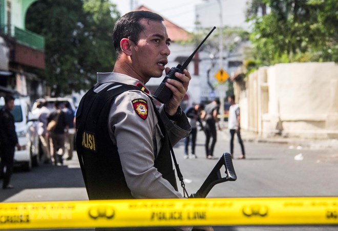 Cảnh sát tăng cường an ninh sau vụ nổ tại trụ sở cảnh sát Surabaya ở Surabaya, Đông Java ngày 14/5. (Nguồn: EPA/TTXVN)