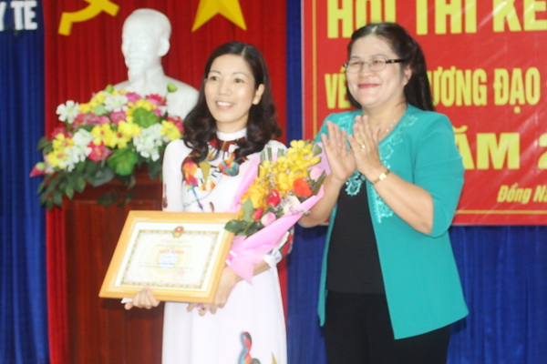 Hiệu trưởng nhà trường Nguyễn Thị Thanh Hà trao giải nhất cho cô Trần Thị Thục Anh
