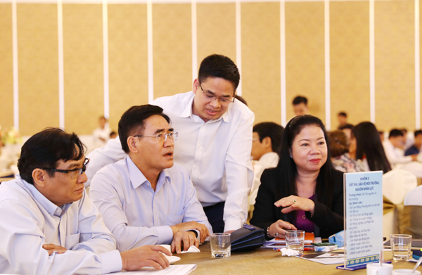 Phó chủ tịch UBND tỉnh Trần Văn Vĩnh và Phó chủ tịch HĐND tỉnh Nguyễn Sơn Hùng (bìa trái) trao đổi với các doanh nghiệp. Ảnh: Huy Anh