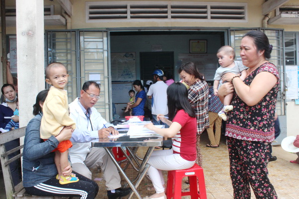 Trạm y tế xã Gia Tân 3(huyện Thống Nhất) quá tải vào ngày tiêm chủng mở rộng