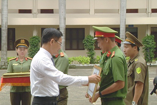 đồng chí Trần Văn Vĩnh, Phó Chủ tịch UBND tỉnh Đồng Nai tặng bằng khen cho tập thể cá nhân Công an huyện Tân Phú có thành tích xuất sắc trong chuyên án 817L.