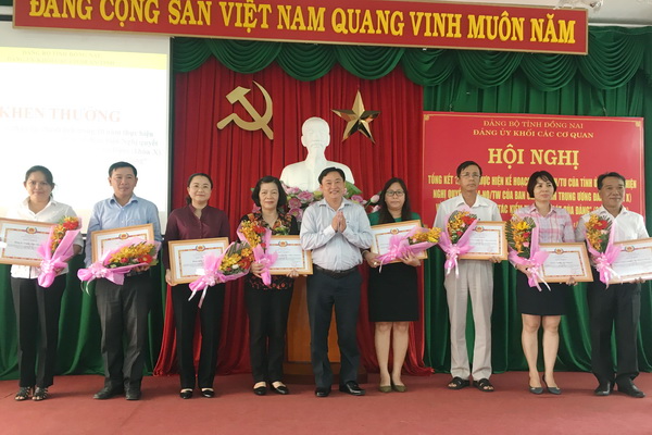 Bí thư Đảng ủy Khối các cơ quan tỉnh Nguyễn Hữu Định khen thưởng các tập thể tại hội nghị.