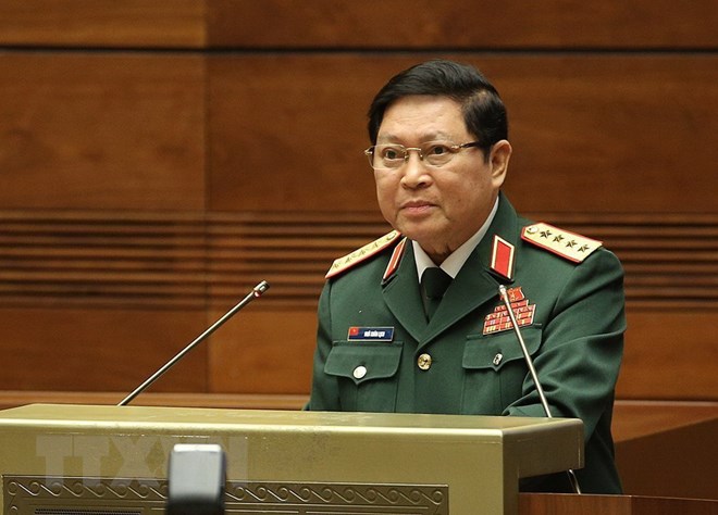 Đại tướng Ngô Xuân Lịch, Bộ trưởng Bộ Quốc phòng thừa ủy quyền của Thủ tướng Chính phủ trình bày Tờ trình về dự án Luật Cảnh sát biển Việt Nam. (Ảnh: Dương Giang/TTXVN)