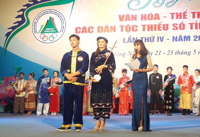Đôi thí sinh giành giải nhất phần thi trang phục truyền thống.jpg