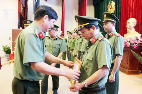 Đại tá Huỳnh Tiến Mạnh, Giám đốc Công an tỉnh, khen thưởng cho cá nhân điển hình tiên tiến.