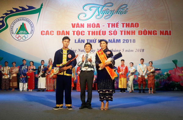 Đôi thí sinh Trường cao đẳng nghề số 8 giành giải nhất nội dung thi trang phục dân tộc truyền thống