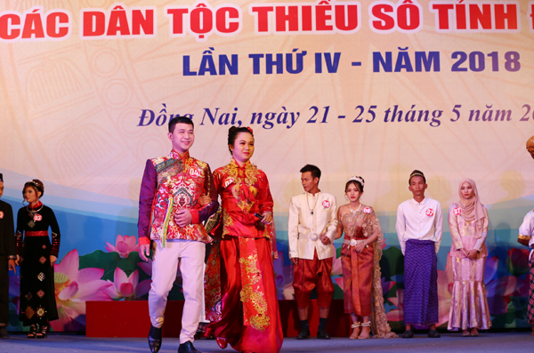 Các thí sinh tham dự phần thi biểu diễn trang phục dân tộc truyền thống