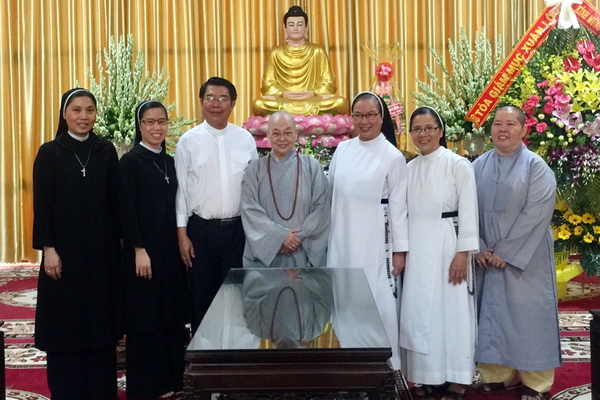 Linh mục Ngô Công Sứ và các vị linh mục, tu sĩ của Tòa Giám mục Xuân Lộc, tặng hoa, quà cho các vị chức sắc Ban Trị sự Giáo hội Phật giáo tỉnh.