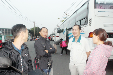Chủ tịch Công đoàn cơ sở Công ty cổ phần Taekwang Vina Industrial Đinh Sỹ Phúc (thứ 2 từ phải qua) thăm hỏi gia đình người lao động nhân dịp công nhân về quê ăn tết. Đoàn xe chở công nhân về quê do công ty và Công đoàn cơ sở công ty phối hợp tổ chức.