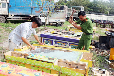 Công an huyện Long Thành tiêu hủy số máy game bắn cá bị thu giữ.