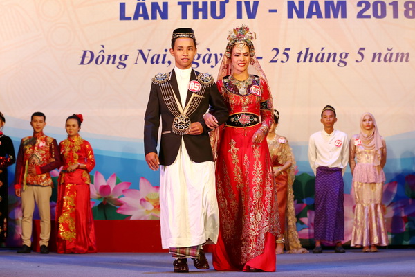 Các thí sinh tham dự phần thi trang phục truyền thống dân tộc.