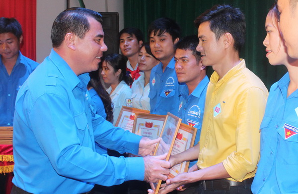Bí thư Tỉnh đoàn Nguyễn Cao Cường trao bằng khen cho các tập thể đạt thành tích xuất sắc trong phong trào kế hoạch nhỏ tỉnh năm học 2017-2018