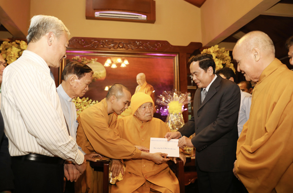 Chủ tịch Ủy ban Trung ương MTTQ Việt Nam Trần Thanh Mẫn (thứ hai từ phải qua) tặng quà cho hòa thượng Thích Thanh Từ