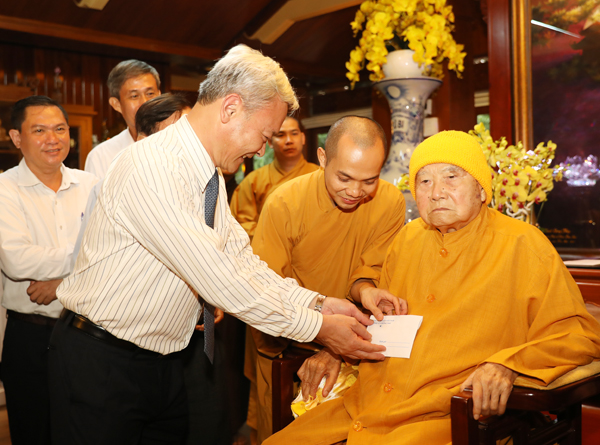 Bí thư Tỉnh ủy Nguyễn Phú Cường tặng quà cho hòa thượng Thích Thanh Từ, Phó pháp chủ Hội đồng chứng minh Giáo hội Phật giáo Việt Nam
