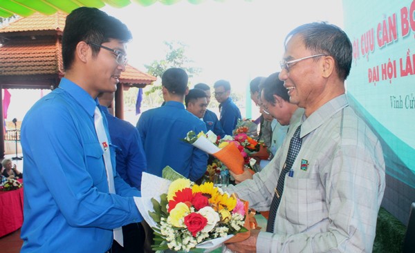 Đại diện thế hệ trẻ trong tỉnh đến tặng hoa chúc mừng đại hội (Ảnh: Nga Sơn)