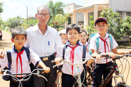 Ông Trần Khảm thường xuyên hỏi thăm tình hình học tập của các cháu học sinh trong ấp.