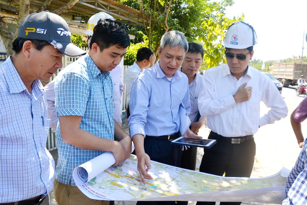 Thứ trưởng Bộ Giao thông - vận tải  Nguyễn Ngọc Đông (bìa phải) kiểm tra dự án đường cao tốc Dầu Giây - Phan Thiết.