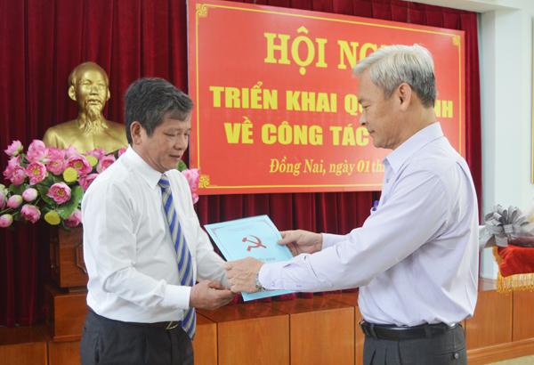 Đồng chí Nguyễn Phú Cường, Bí thư Tỉnh ủy trao quyết định cho đồng chí Nguyễn Tôn Hoàn.