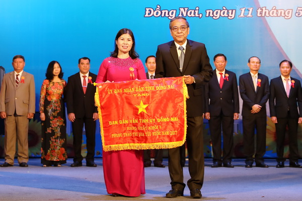 Phó bí thư thường trực Tỉnh ủy Trần Văn Tư trao cờ cho Ban Dân vận Tỉnh ủy - đơn vị xếp hạng nhất khối 1 trong phong trào thi đua yêu nước năm 2017.