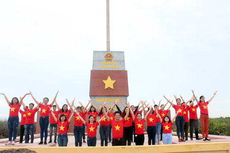 Cán bộ Đoàn, Hội và sinh viên 5 tốt các trường cùng thể hiện tình yêu biển đảo tại cột cờ Phú Quý (huyện Phú Quý, tỉnh Bình Thuận). Ảnh: N.SƠN