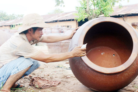 Nghề làm gốm lu ở phường Tân Vạn (TP.Biên Hòa) còn được truyền đến ngày nay.
