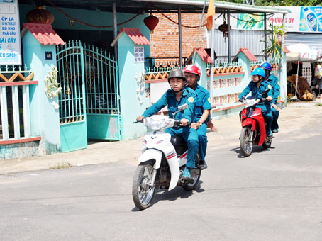 Dân quân Ban Chỉ huy quân sự xã Xuân Hòa (huyện Xuân Lộc) tuần tra đảm bảo an ninh trật tự địa phương. Ảnh: Đăng Tùng