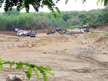 “Công trường” khai thác đất của Công ty TNHH một thành viên Đại Hữu Nghị ở ấp Hòa Bình, xã Đông Hòa (huyện Trảng Bom).