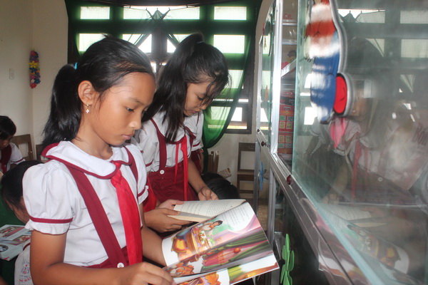 Các em học sinh đọc sách tại “Phòng đọc cho em”