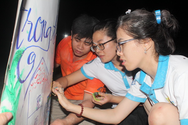 Sinh viên các trường cùng tham gia hoạt động vẽ tranh về biển đảo trong chương trình Teambuilding 
