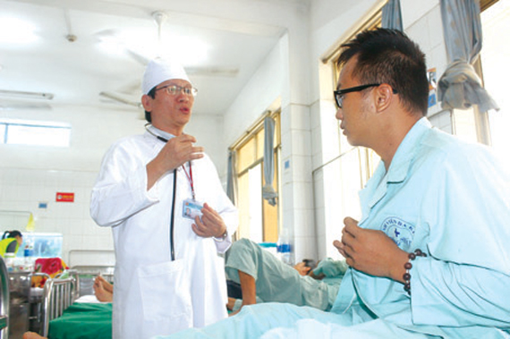 Bác sĩ Đinh Đức Hòa, Trưởng khoa Nội tim mạch Bệnh viện đa khoa Thống Nhất, khuyên bệnh nhân hạn chế sử dụng những chất kích thích để đảm bảo sức khỏe tim mạch.