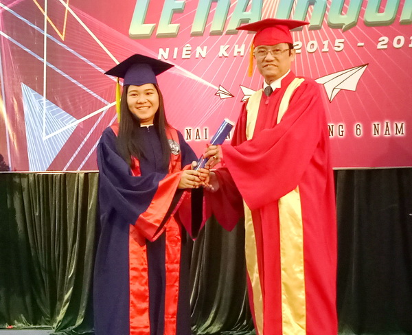 TS.Đinh Quang Minh, Hiệu trưởng Trường Phổ thông thực hành sư phạm trao chứng nhận ra trường cho học sinh.