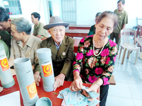 Hội viên Hội Cựu chiến binh xã Nam Cát Tiên (huyện Tân Phú) mở ống tiết kiệm theo gương Bác Hồ vào ngày 19-5-2018. Ảnh do Hội Cựu chiến binh xã Nam Cát Tiên cung cấp.