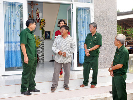 Hội Cựu chiến binh các cấp thăm hỏi cựu quân nhân Hoàng Trọng Kim (thứ 2 từ phải qua) tại ngôi nhà đại đoàn kết vừa được xây dựng (ở xã Gia Kiệm, huyện Thống Nhất).
