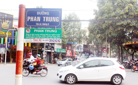 Một bảng tên đường khá rõ ràng, đầy đủ thông tin trên đường Phan Trung (TP.Biên Hòa).