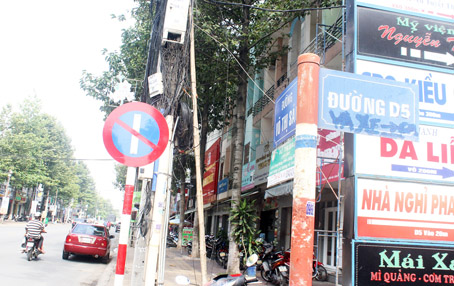 Bảng tên đường bị viết bậy ở đầu đường D5 giao với đường Võ Thị Sáu (TP.Biên Hòa).